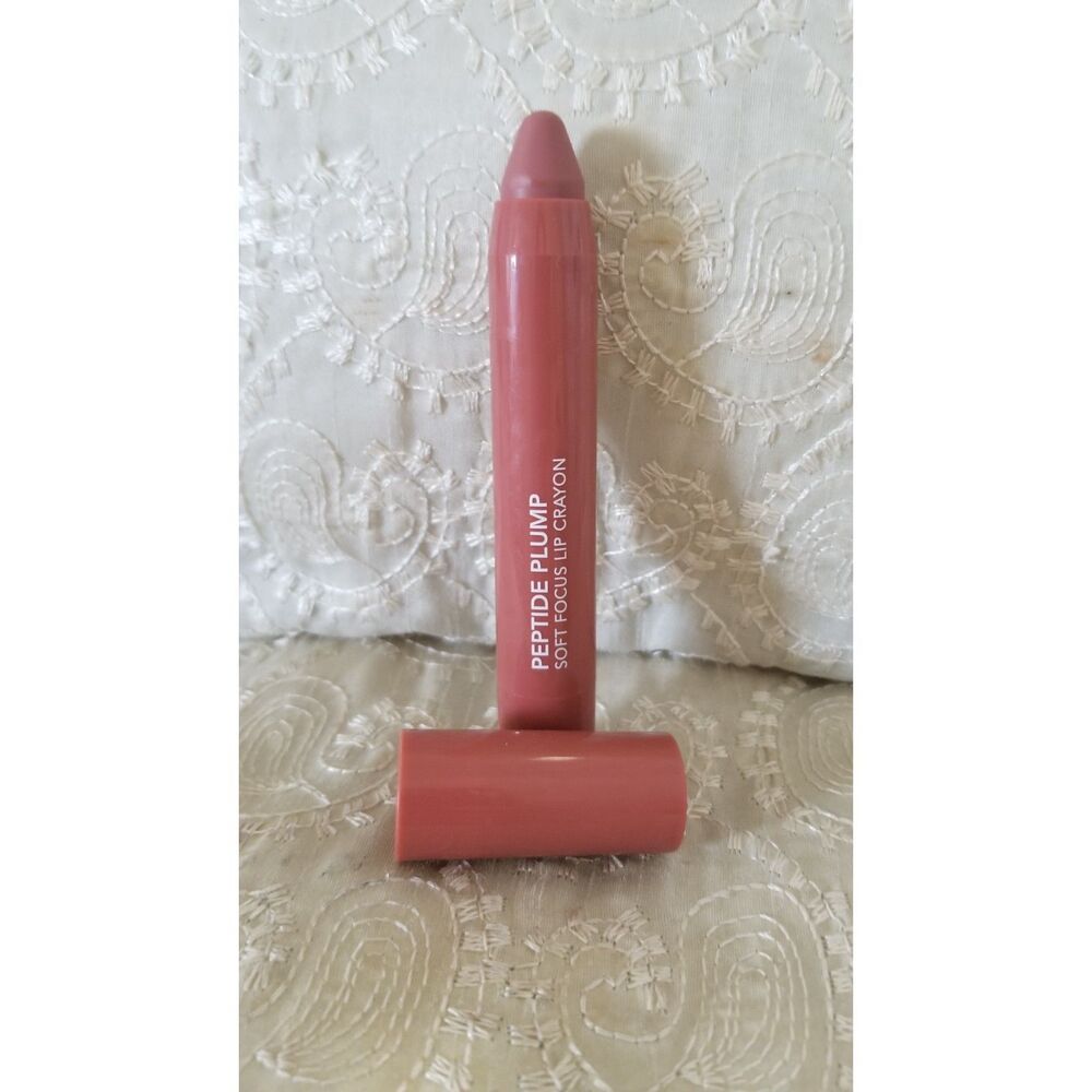 The Doll 10 Peptide Plump Soft Focus Lip Crayon is a 3-in-1 makeup crayon.
